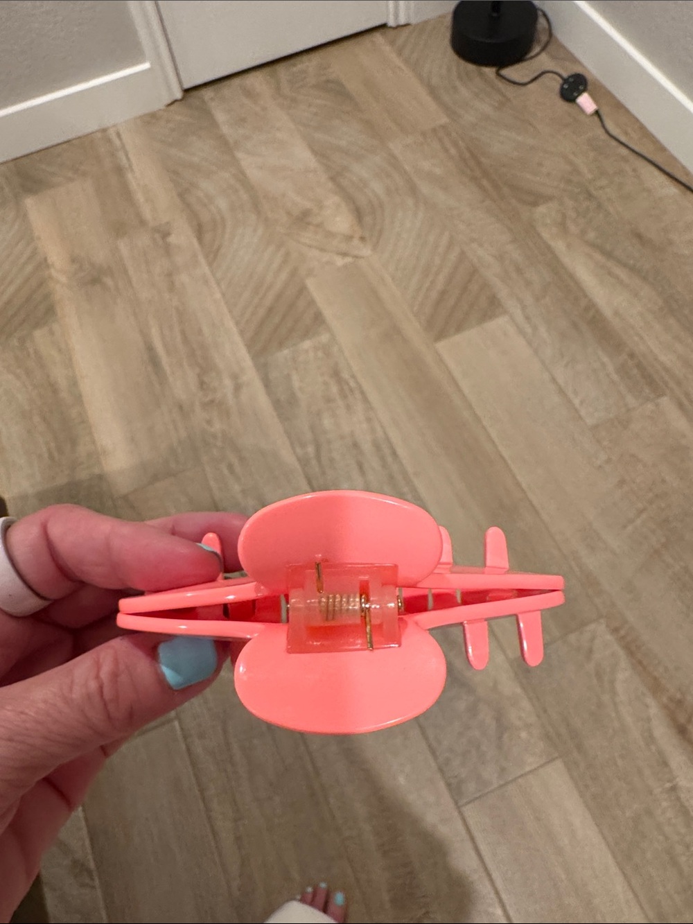 ALO Yoga 90s Claw Clip-Neon Bubblegum - Picture 5 of 7
